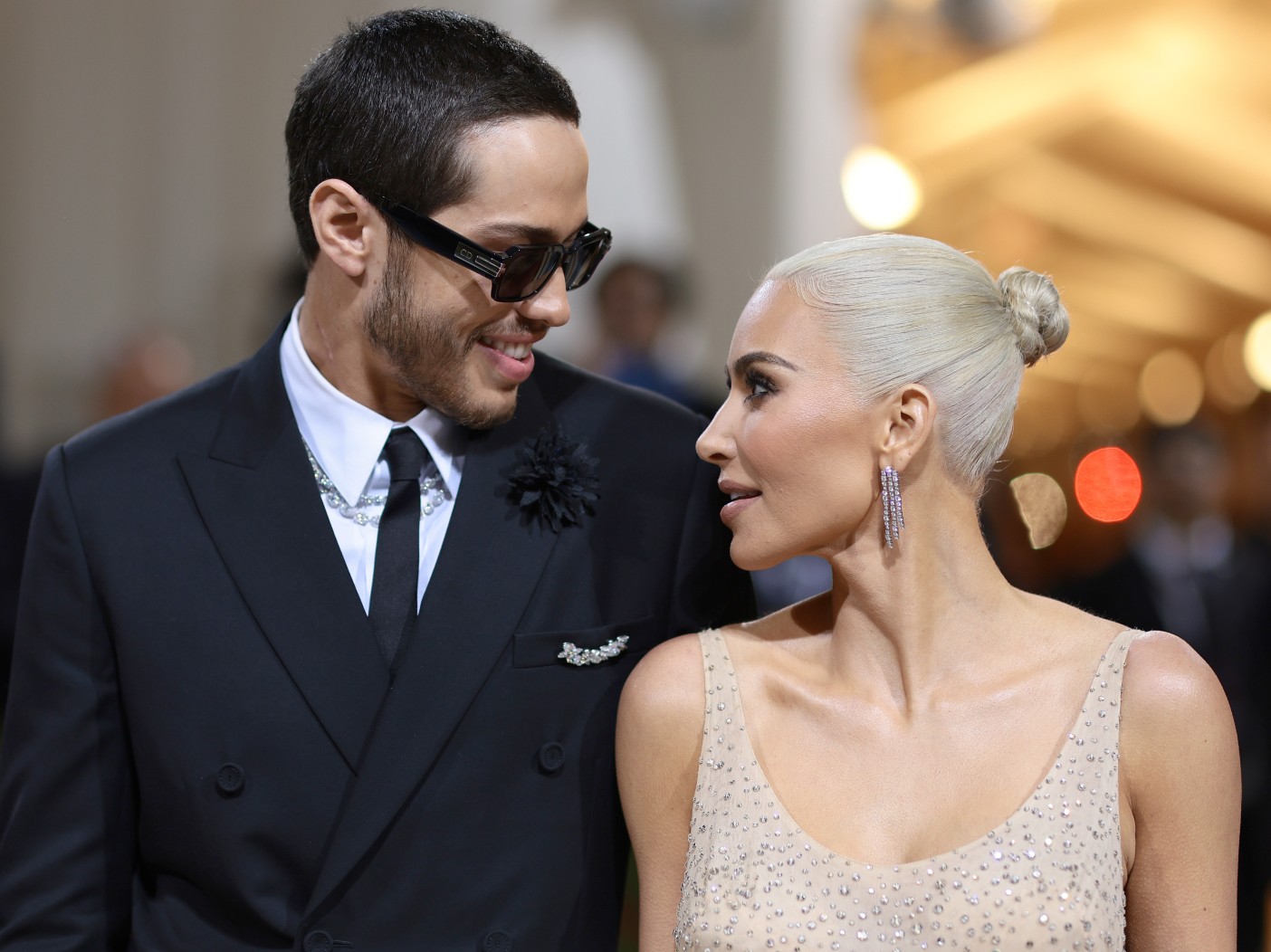 Pete Davidson (L) and Kim Kardashian (R) looking at each other and smiling at the Met Gala