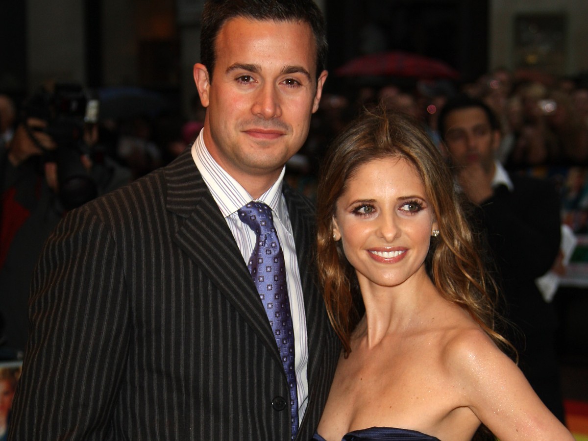 Freddie Prinze Jr. (L) and Sarah Michelle Gellar smiling together on red carpet