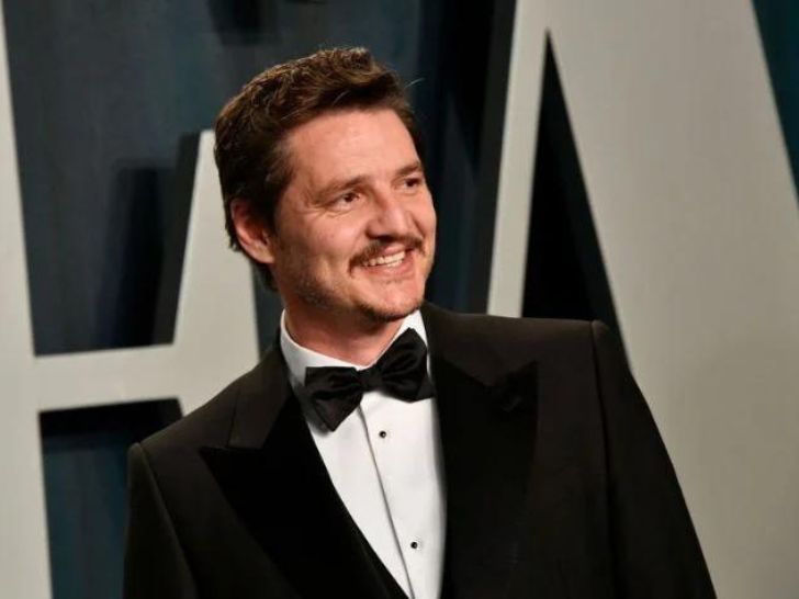 Pedro Pascal in a tuxedo at the 2020 Vanity Fair Oscar Party