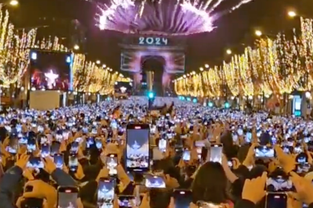 new-years-eve-sea-of-smartphones-video-horrifies-the-internet