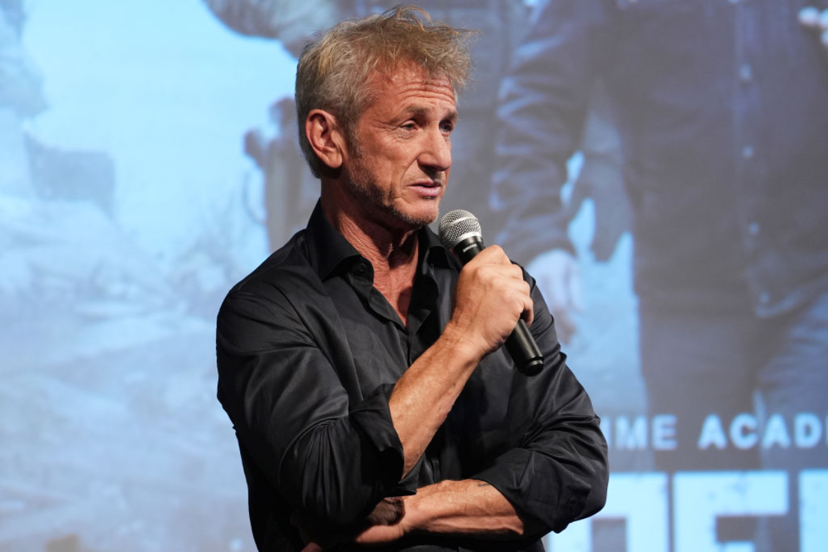 Sean Penn Saves Golden Globes Host After He Gets Stranded in Desert