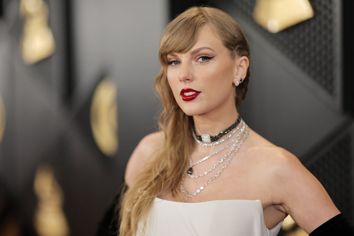 taylor-swift-arrives-in-los-angeles-from-tokyo-ahead-of-super-bowl-lviii
