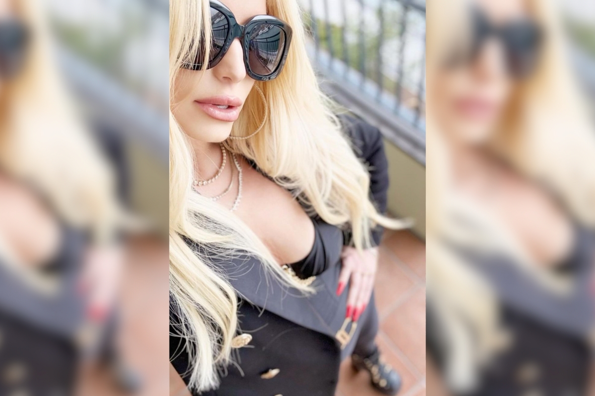jessica-simpson-stuns-in-gorgeous-thirst-trap-showing-off-plunging-neckline