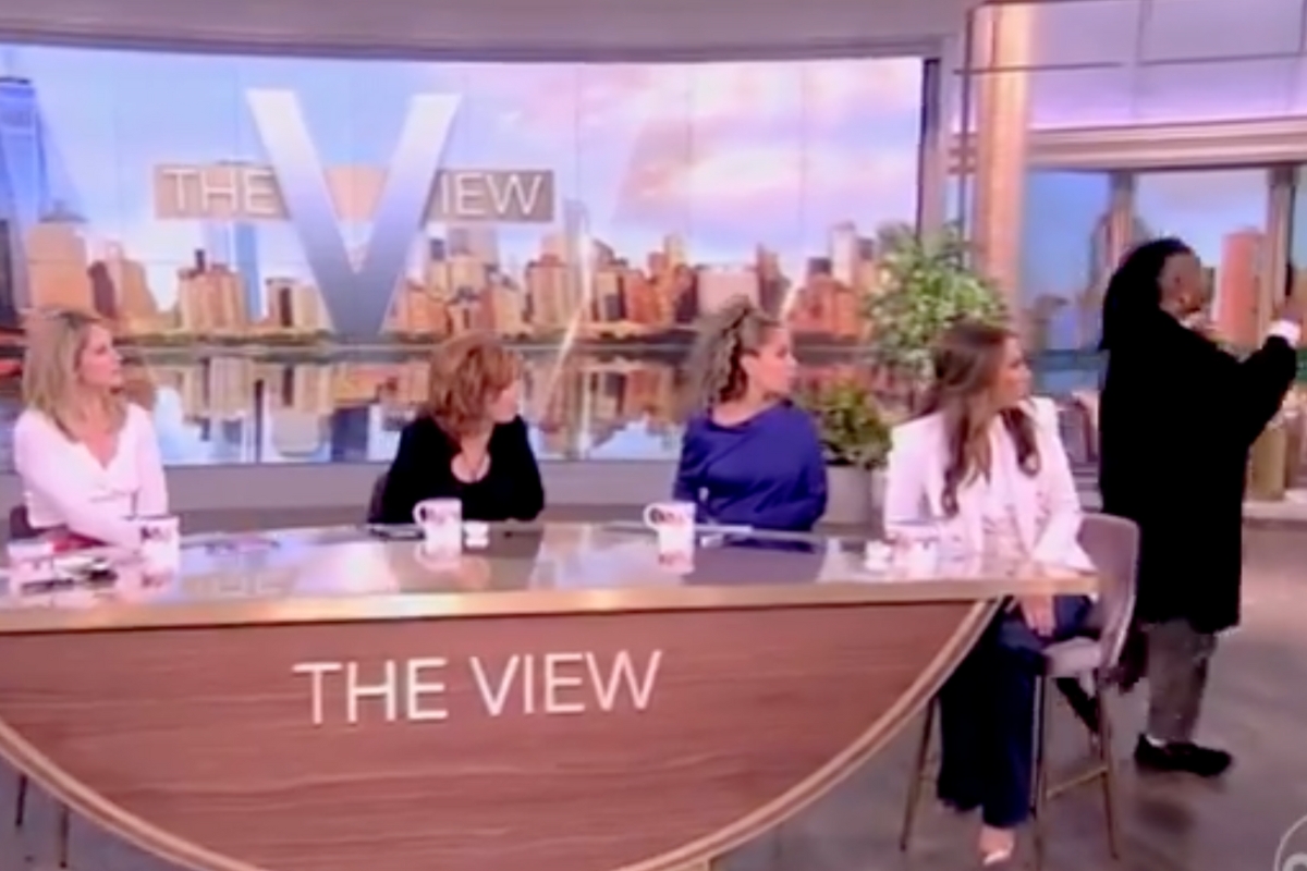 whoopi-goldberg-walks-off-the-view-set-confronts-audience-member