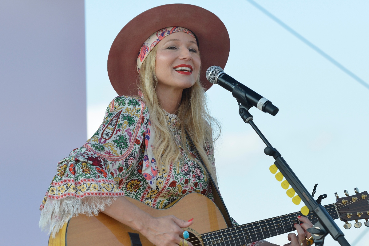 jewel-opens-up-on-kevin-costner-dating-rumors-hes-a-great-person