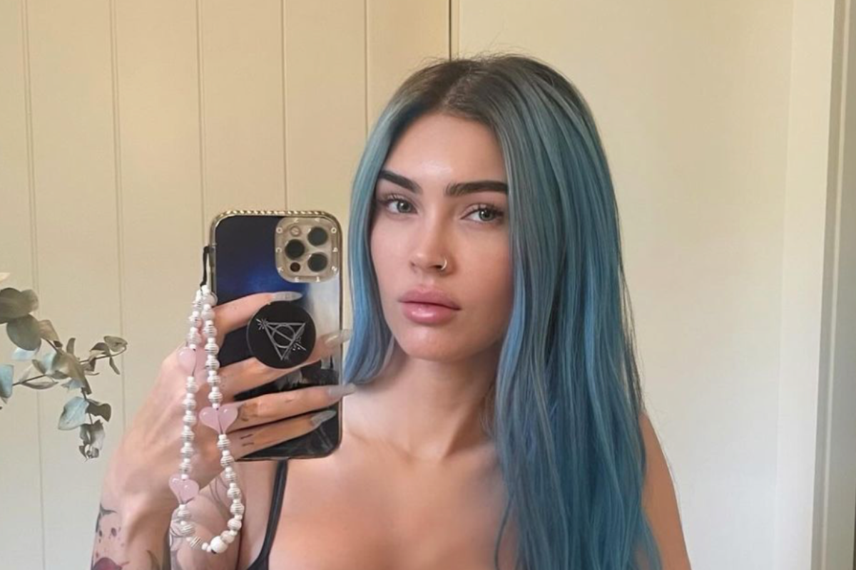 megan-fox-rocks-bra-boxers-blue-hair-extensions-in-new-selfie