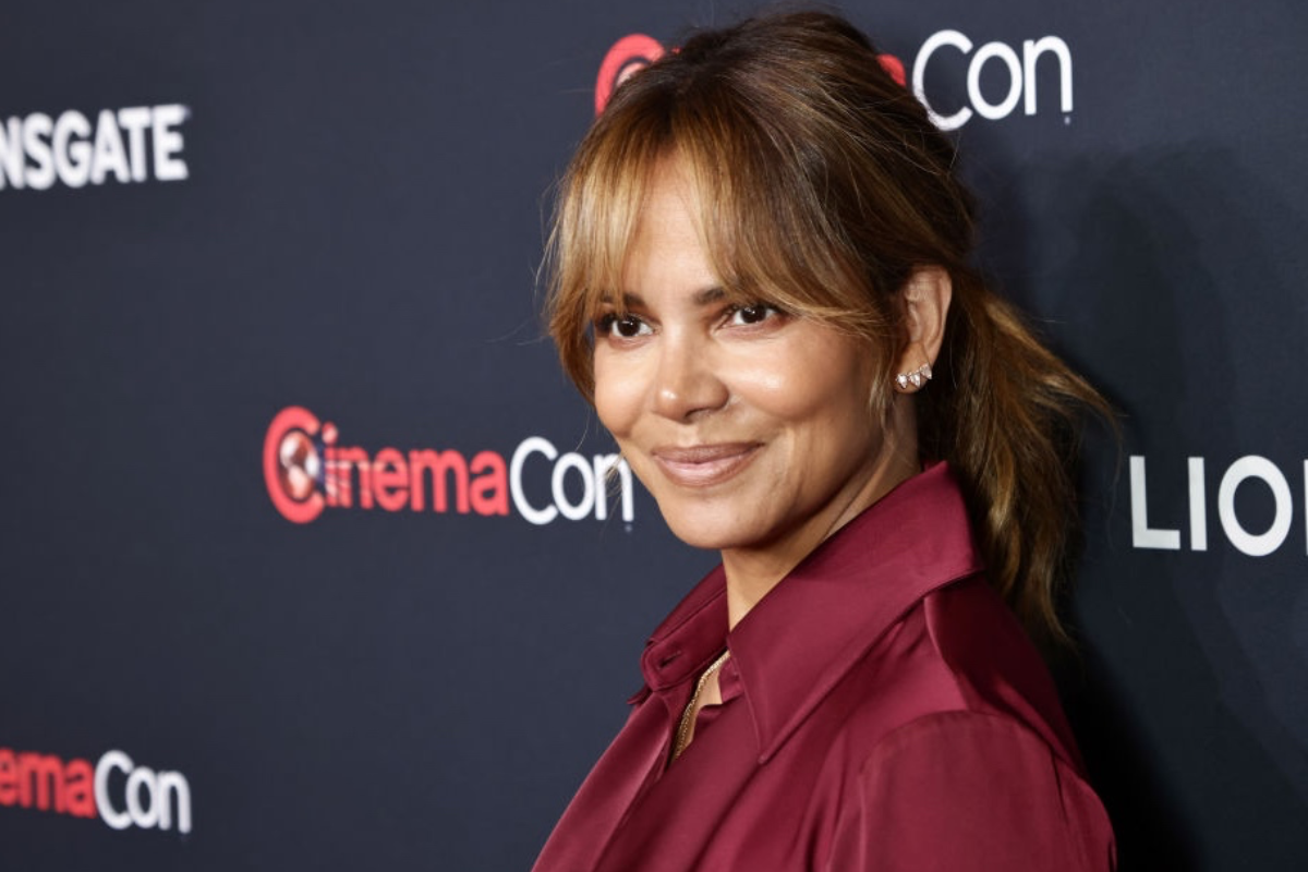 halle-berry-bares-all-on-balcony-in-racy-mothers-day-snap