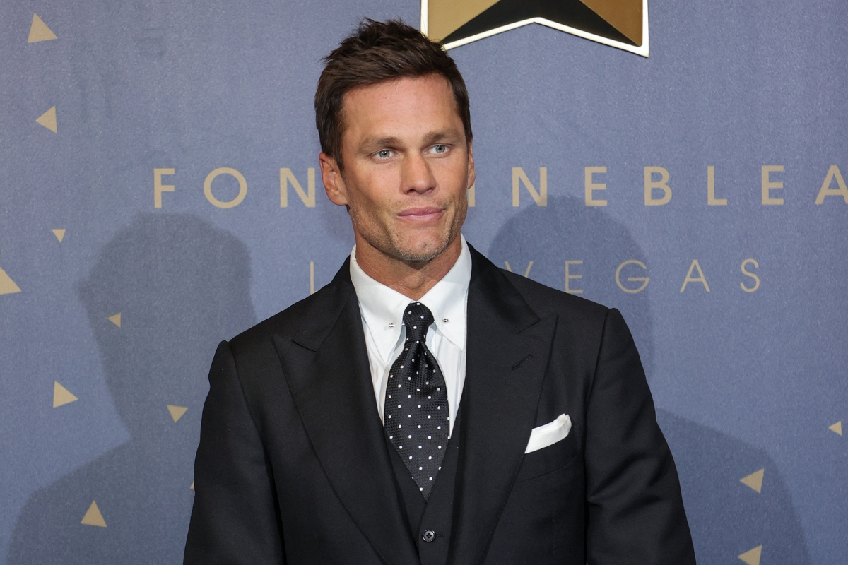 kevin-hart-gifts-tom-brady-40k-ring-at-netflix-roast
