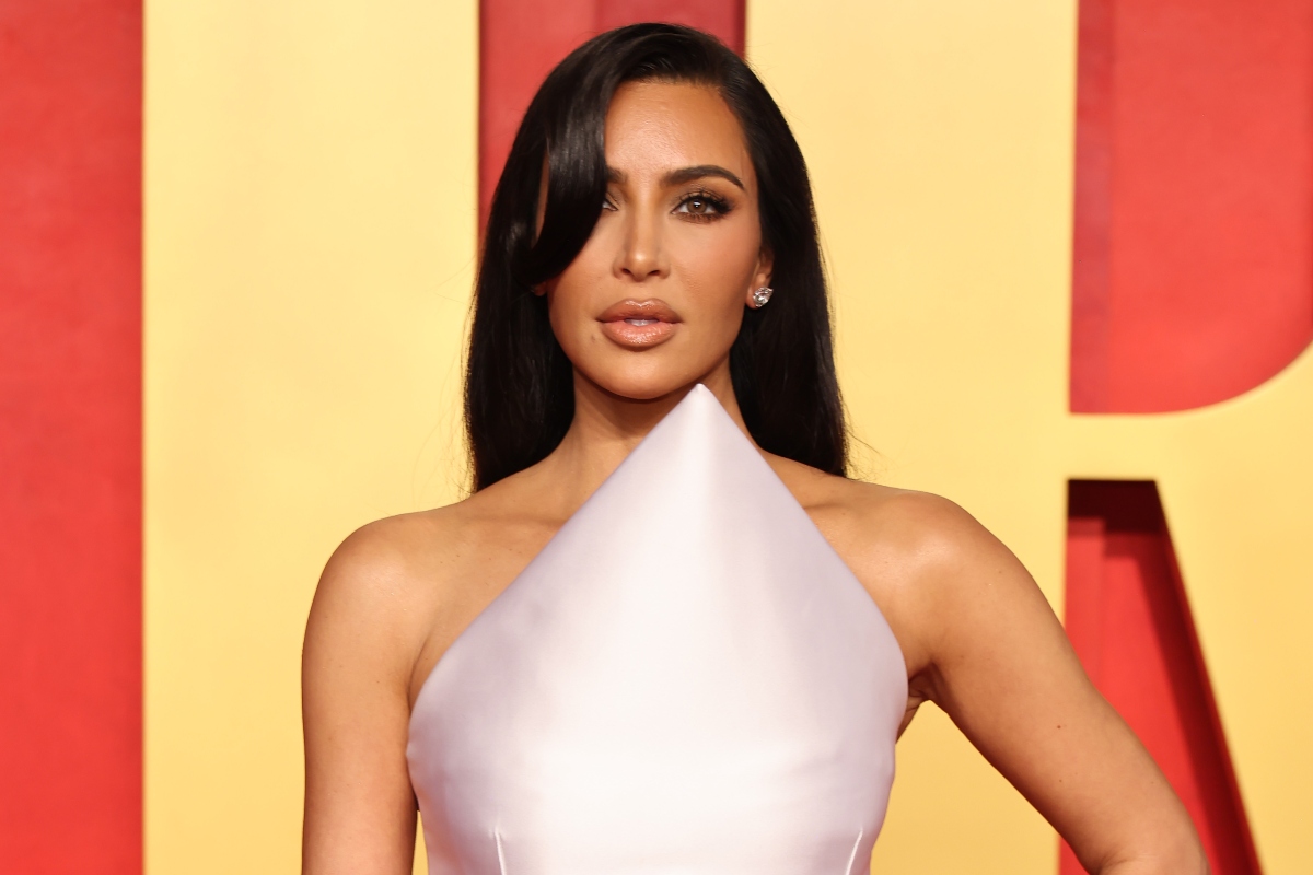 kim-kardashian-looks-furious-as-shes-mercilessly-booed-at-tom-brady-roast