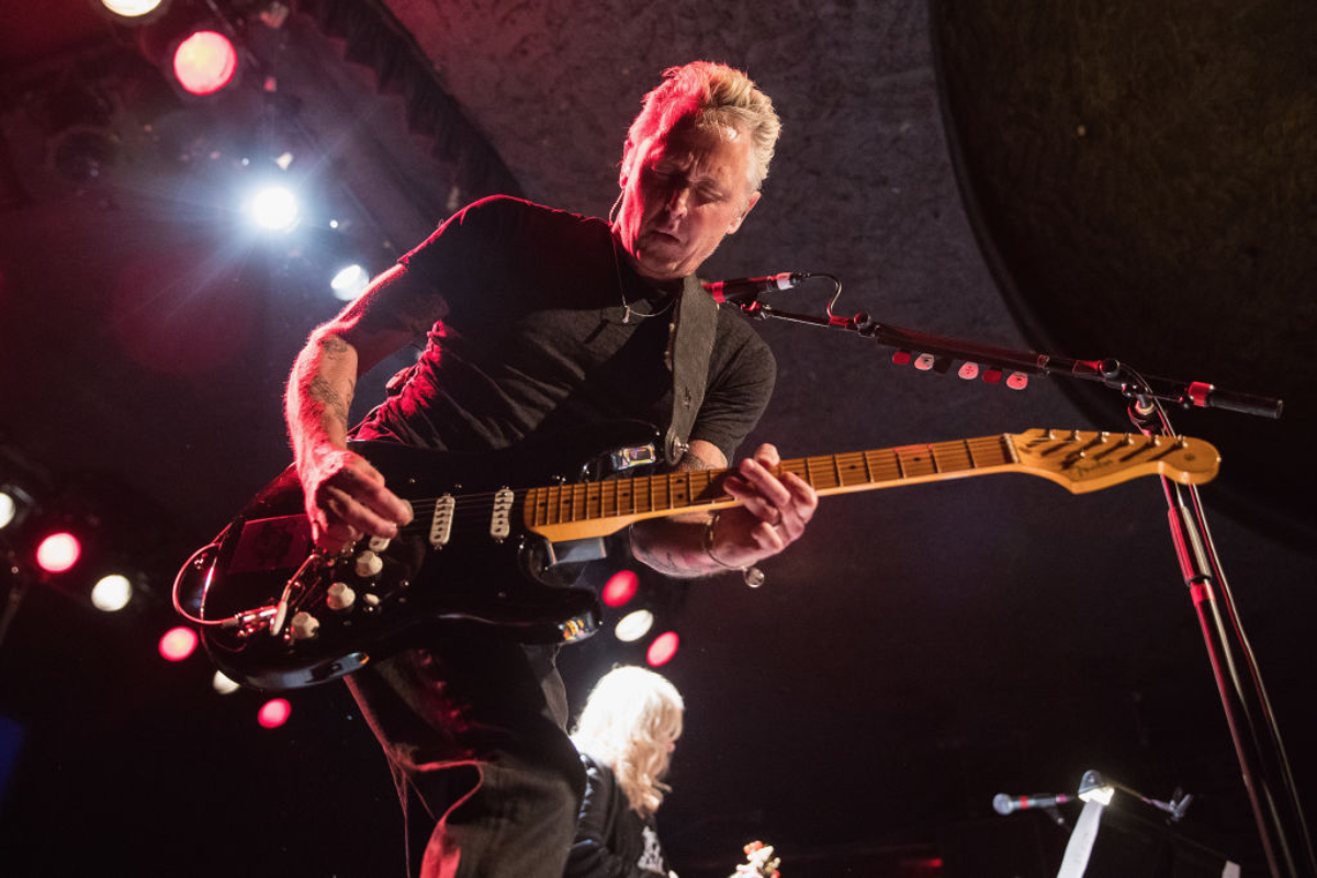 pearl-jam-guitarist-falls-off-stage-mid-solo-doesnt-miss-a-note-in-wild-video