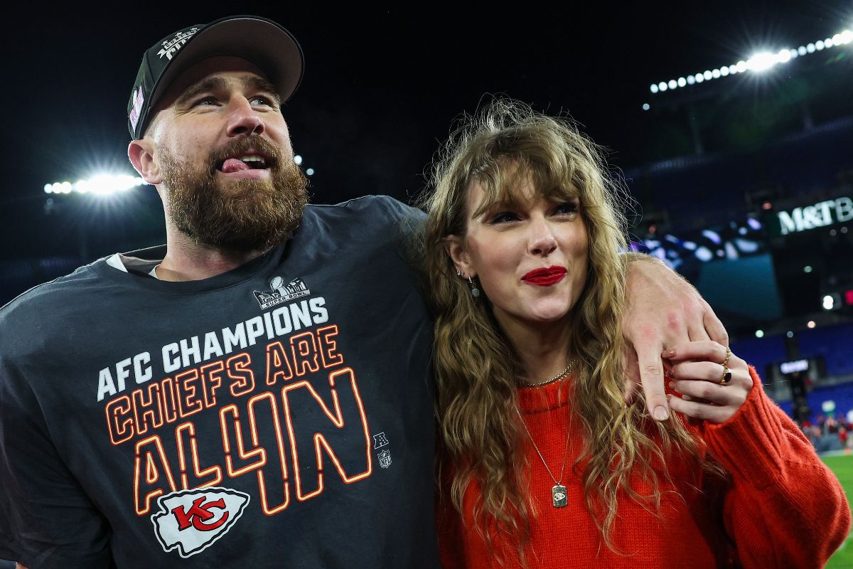 taylor-swift-travis-kelce-share-romantic-kiss-on-boat-ride-in-italy