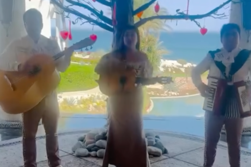 britney-spears-hits-the-bar-during-mexico-vacation-with-brother