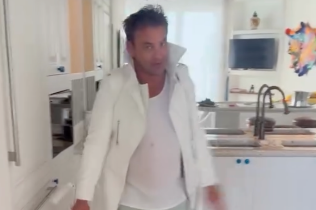 britney-spears-hits-the-bar-during-mexico-vacation-with-brother