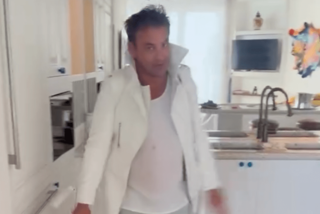 britney-spears-hits-the-bar-during-mexico-vacation-with-brother
