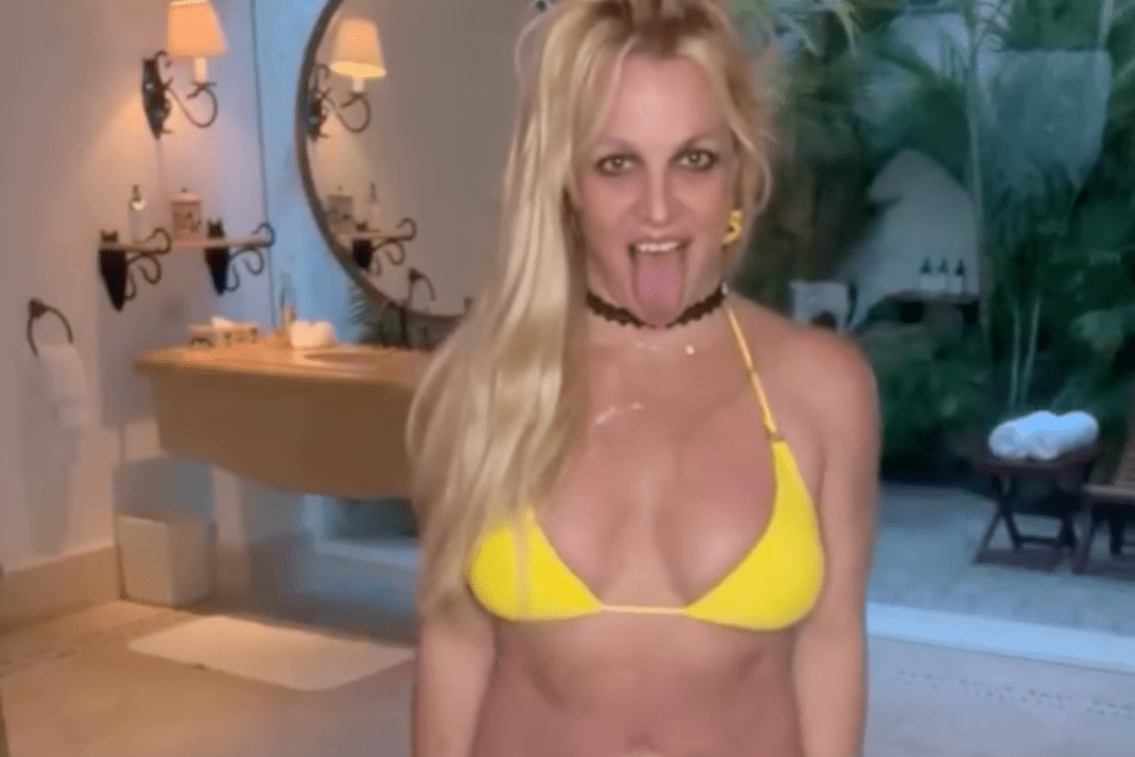 britney-spears-hits-the-bar-during-mexico-vacation-with-brother