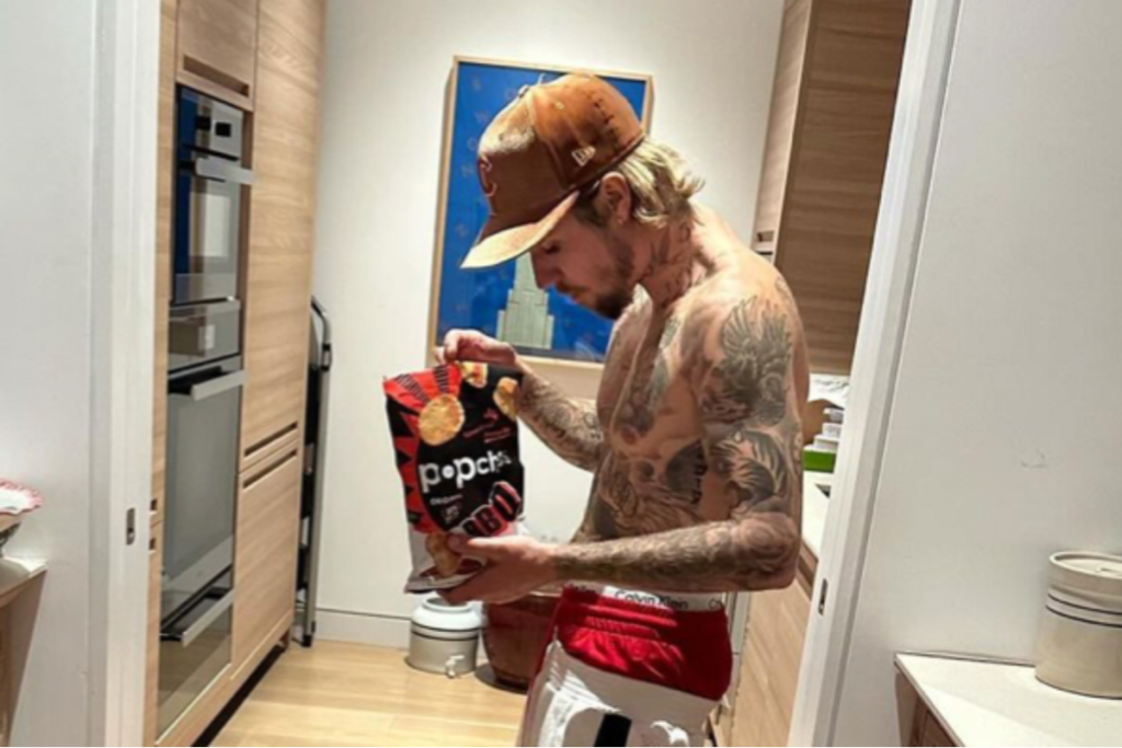 hailey-bieber-rocks-bikini-kisses-husband-justin-in-pda-pregnancy-pic