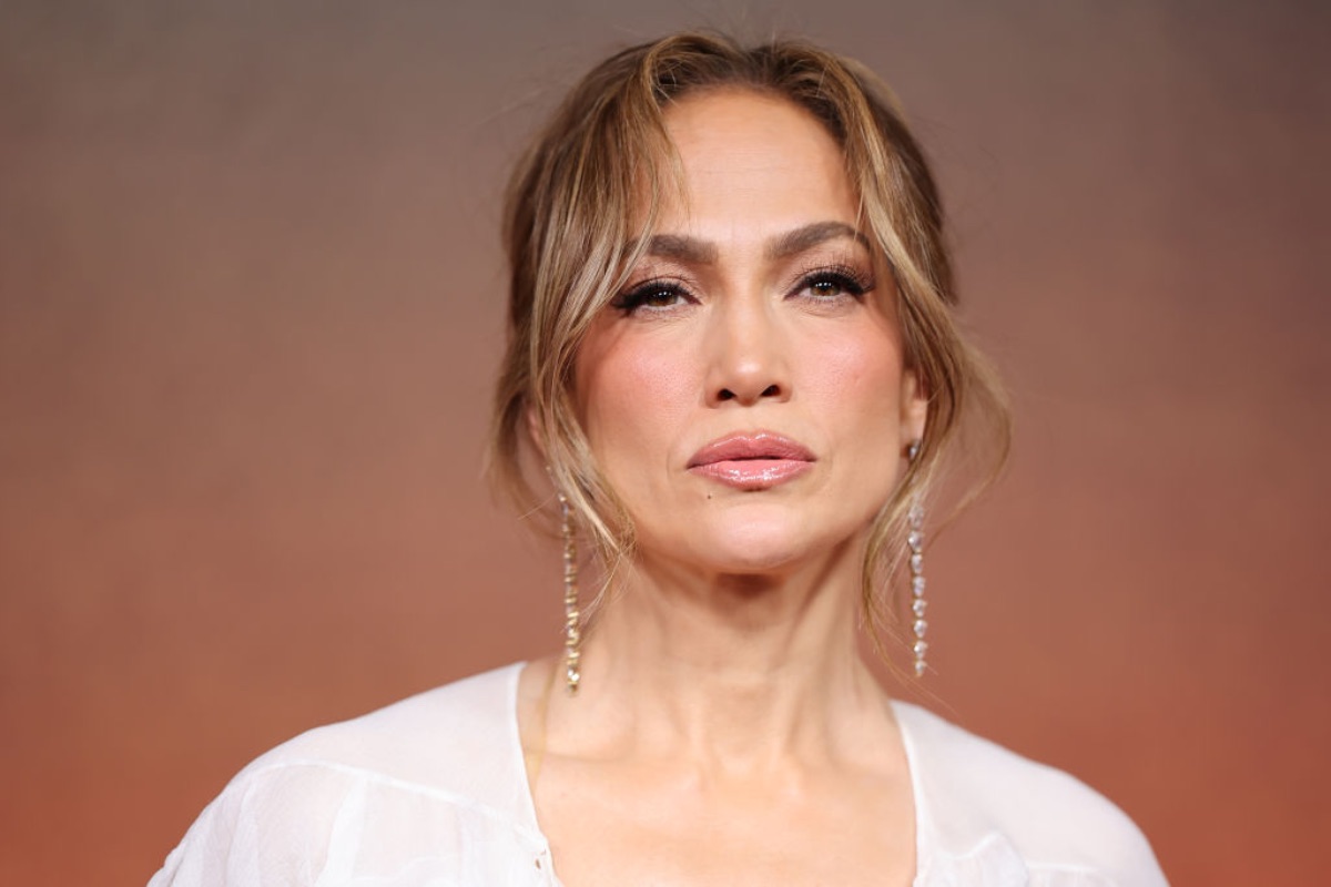 jennifer-lopez-spotted-flying-commercial-amid-ben-affleck-marriage-trouble