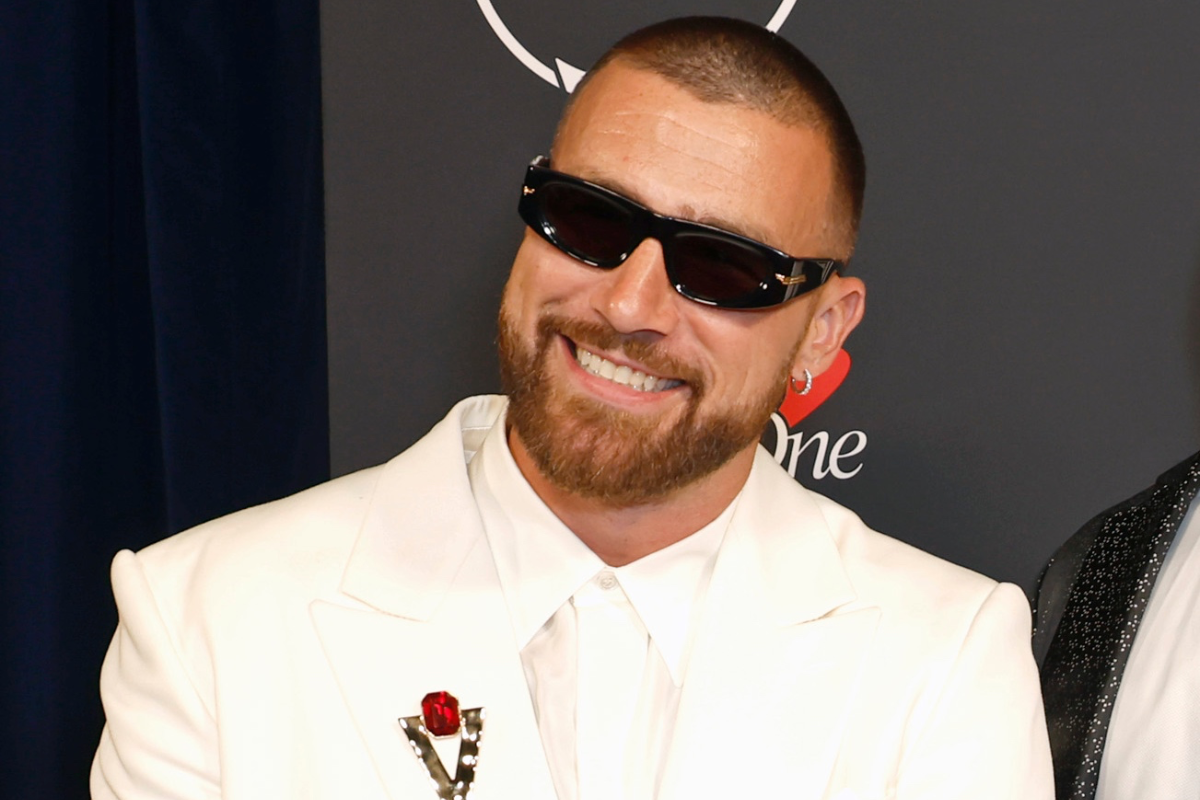 travis-kelce-patrick-mahomes-poke-fun-at-their-dad-bods-during-nfl-off-season