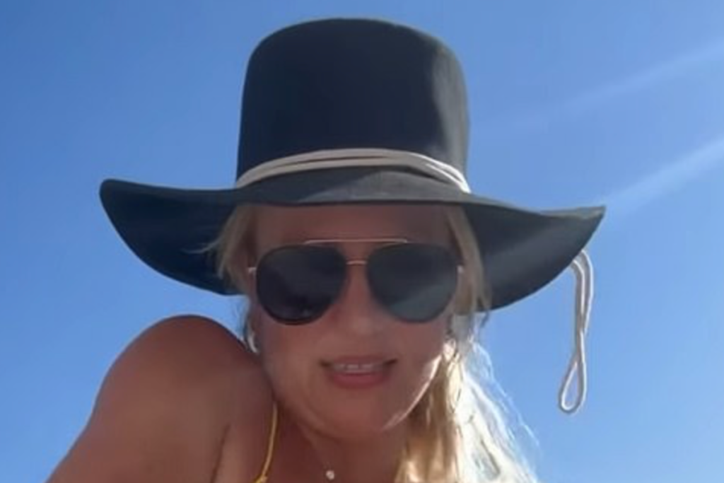 britney-spears-shocks-fans-with-gross-video-of-her-dancing-in-pool