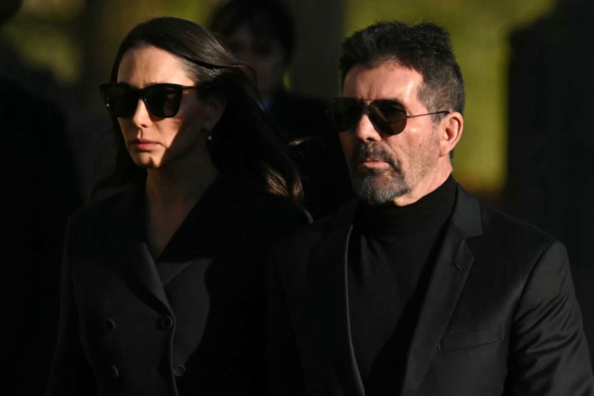 simon-cowell-cries-hugs-liam-paynes-parents-at-late-singers-funeral