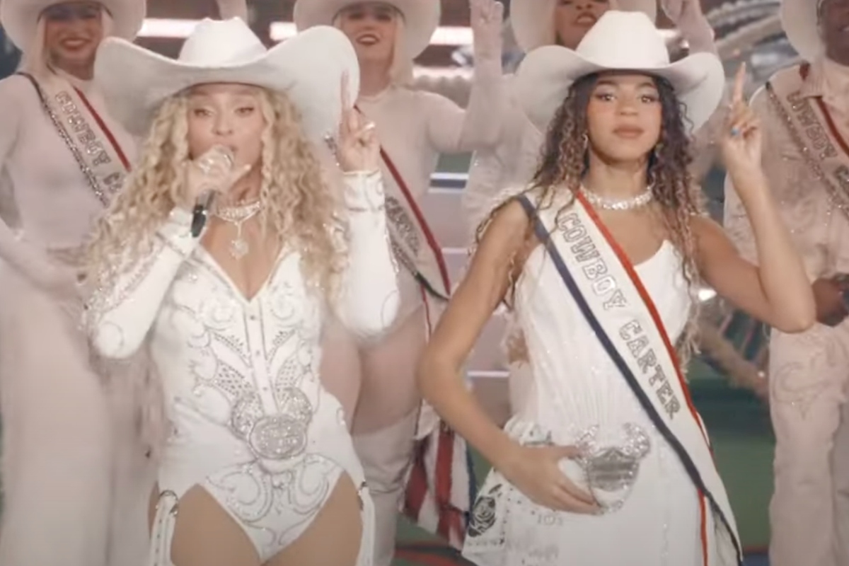 beyonce-daughter-blue-ivy-out-during-christmas-day-halftime-performance