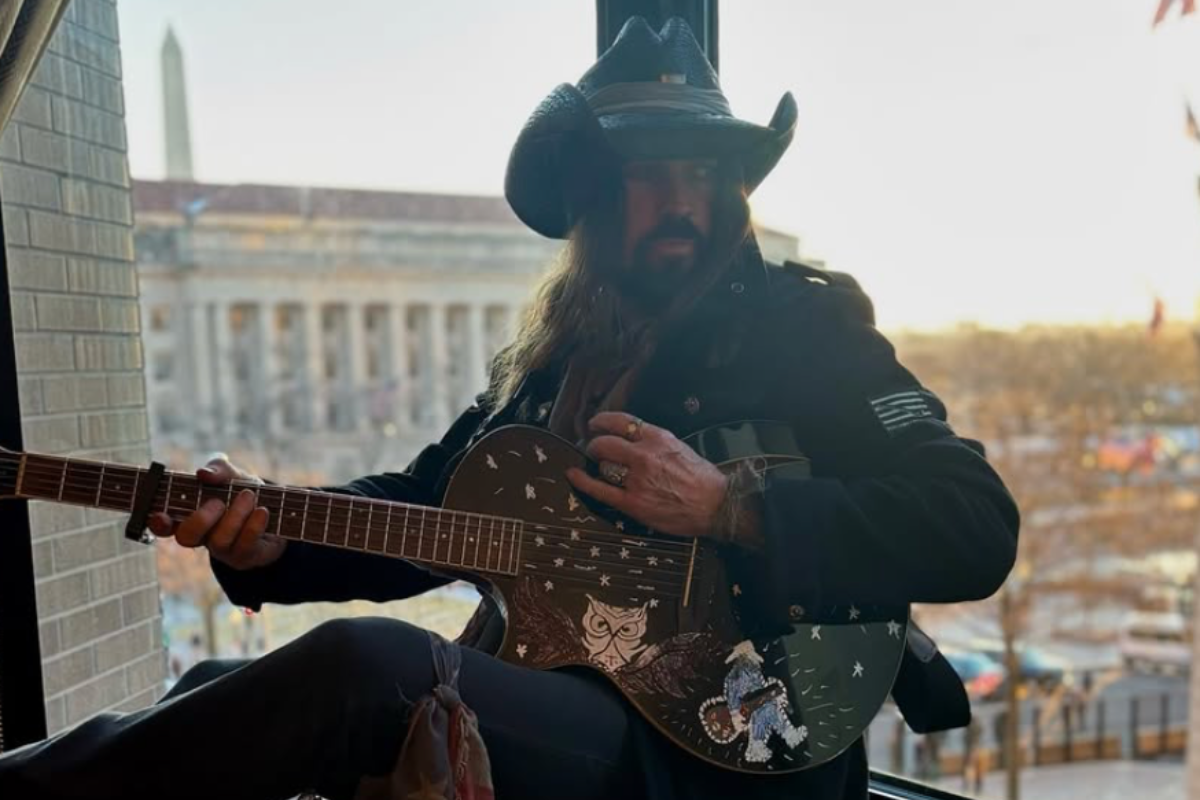 billy-ray-cyrus-has-onstage-meltdown-while-performing-at-donald-trumps-inauguration-ball