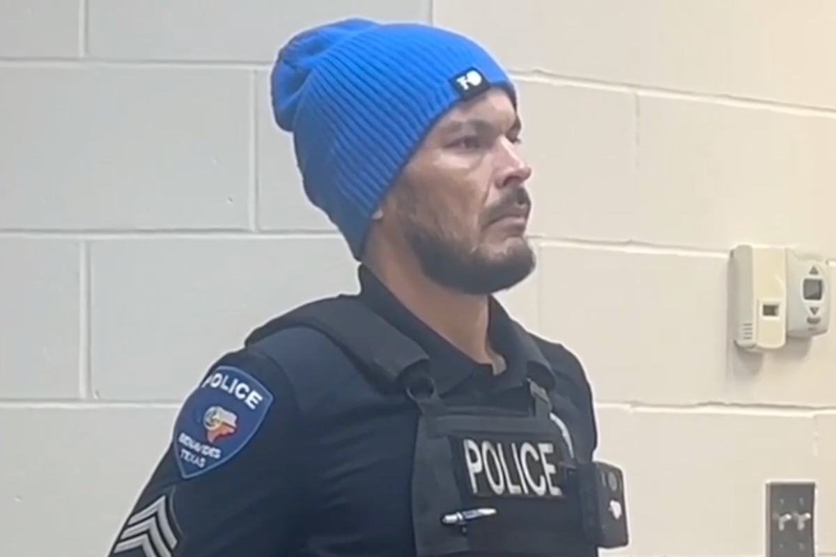 cop-fired-for-giving-homeless-man-poop-sandwich-lands-new-job-in-uniform