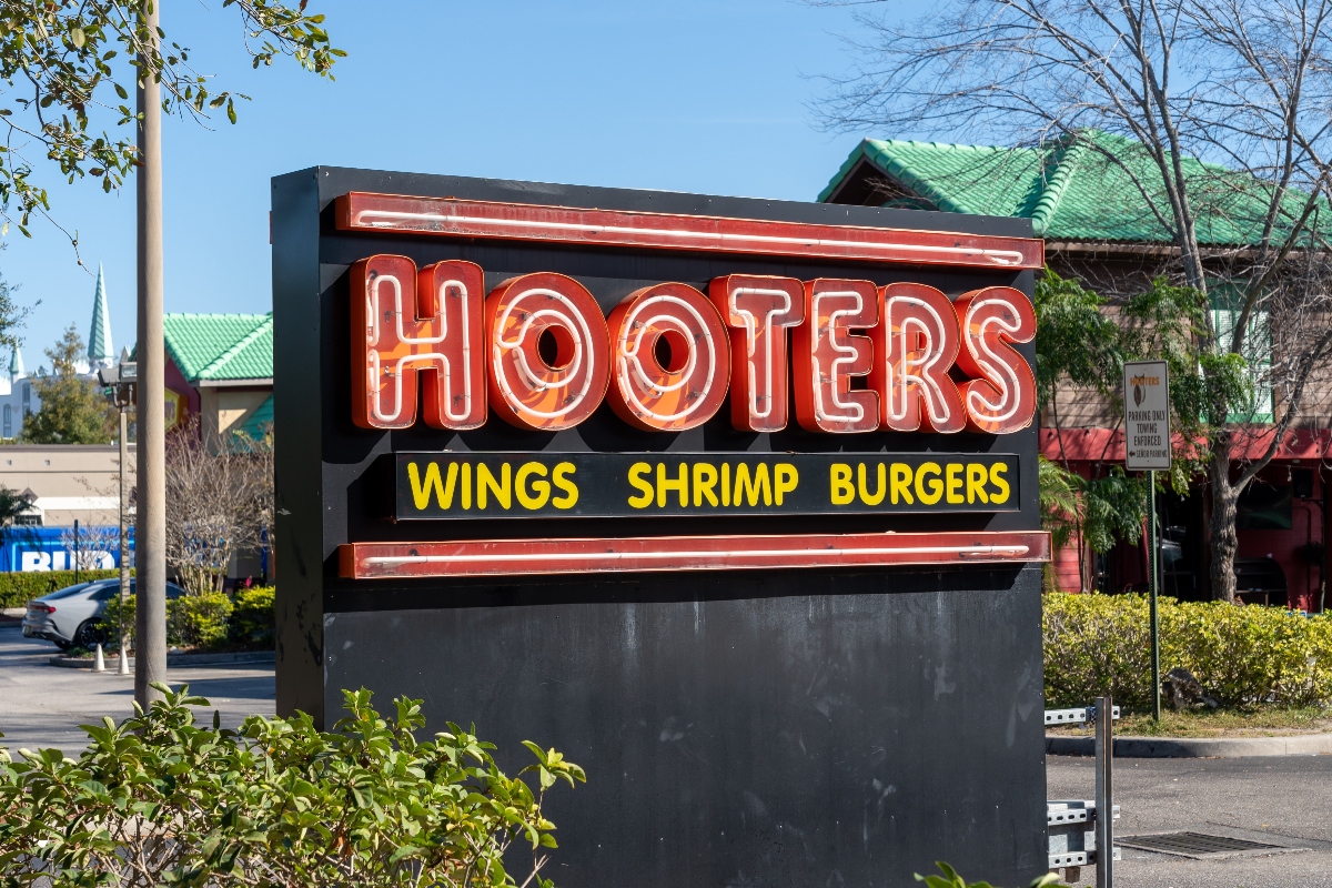 hooters-waitress-make-out-cop-arrest