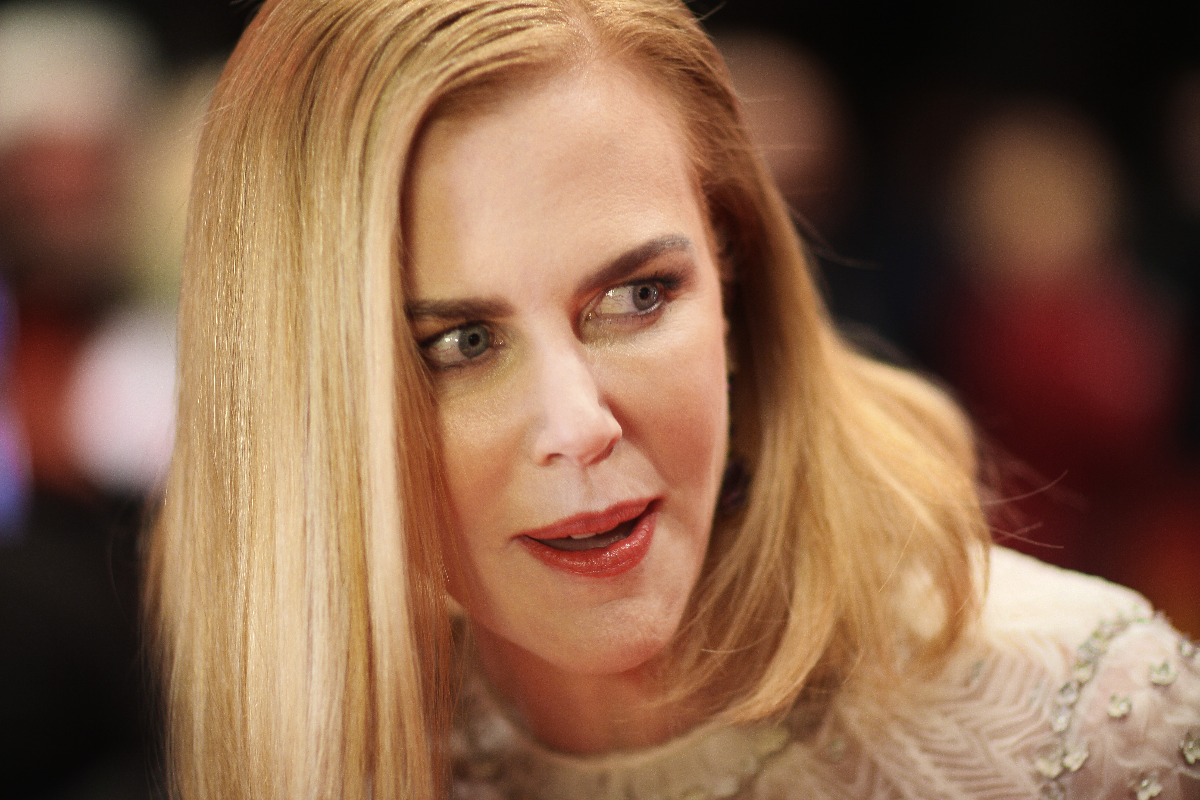nicole-kidman-suffers-awkward-wardrobe-malfunction-while-at-the-airport