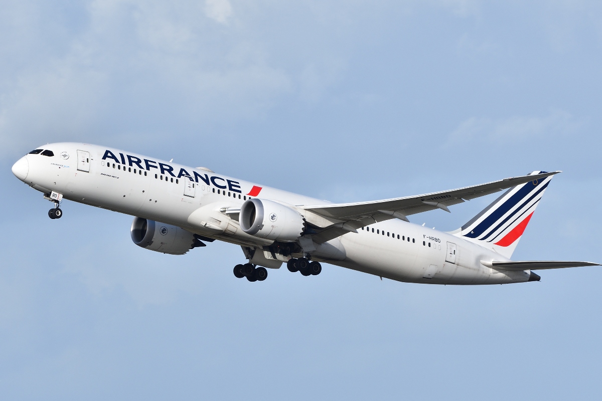 plane-passenger-dies-during-flight-from-paris-to-boston