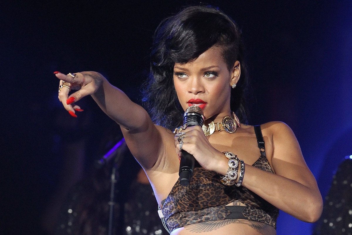 rihanna-models-savage-x-fenty-line-surrounded-by-flower-petals