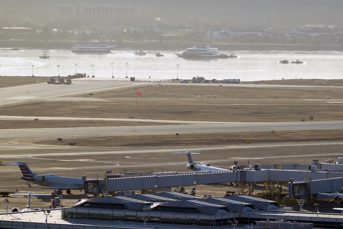 ronald-reagan-airport-shut-down-in-wake-of-american-airlines-collision