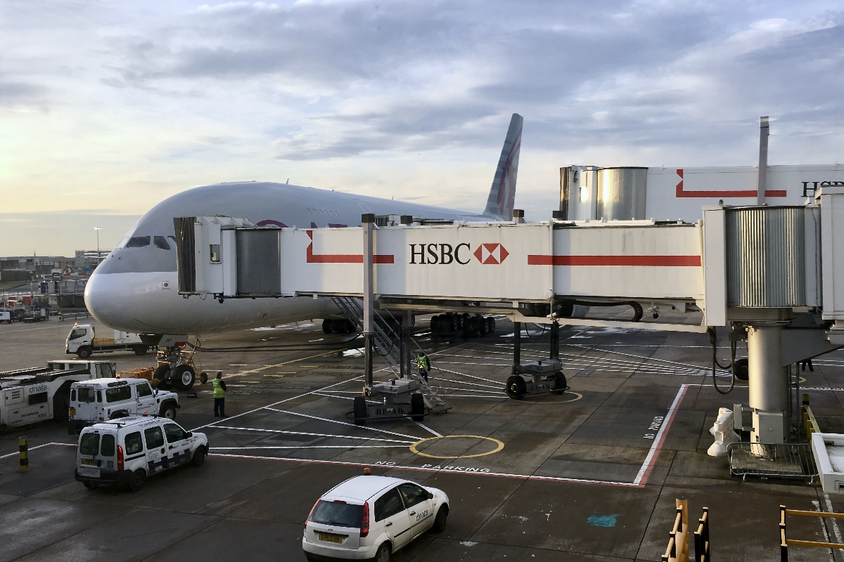 airline-defends-handling-of-passenger-death-as-couple-endures-4-hour-flight-beside-body