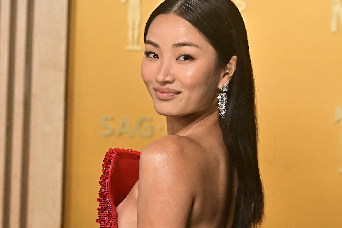 emmy-winning-actress-anna-sawai-risks-wardrobe-malfunction-in-stunning-red-dress-at-sag-awards