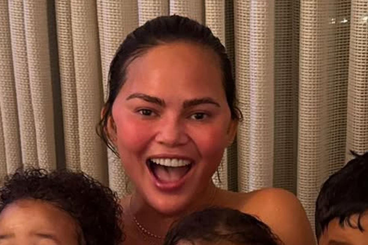 chrissy-teigen-sparks-backlash-for-bathing-with-her-sons