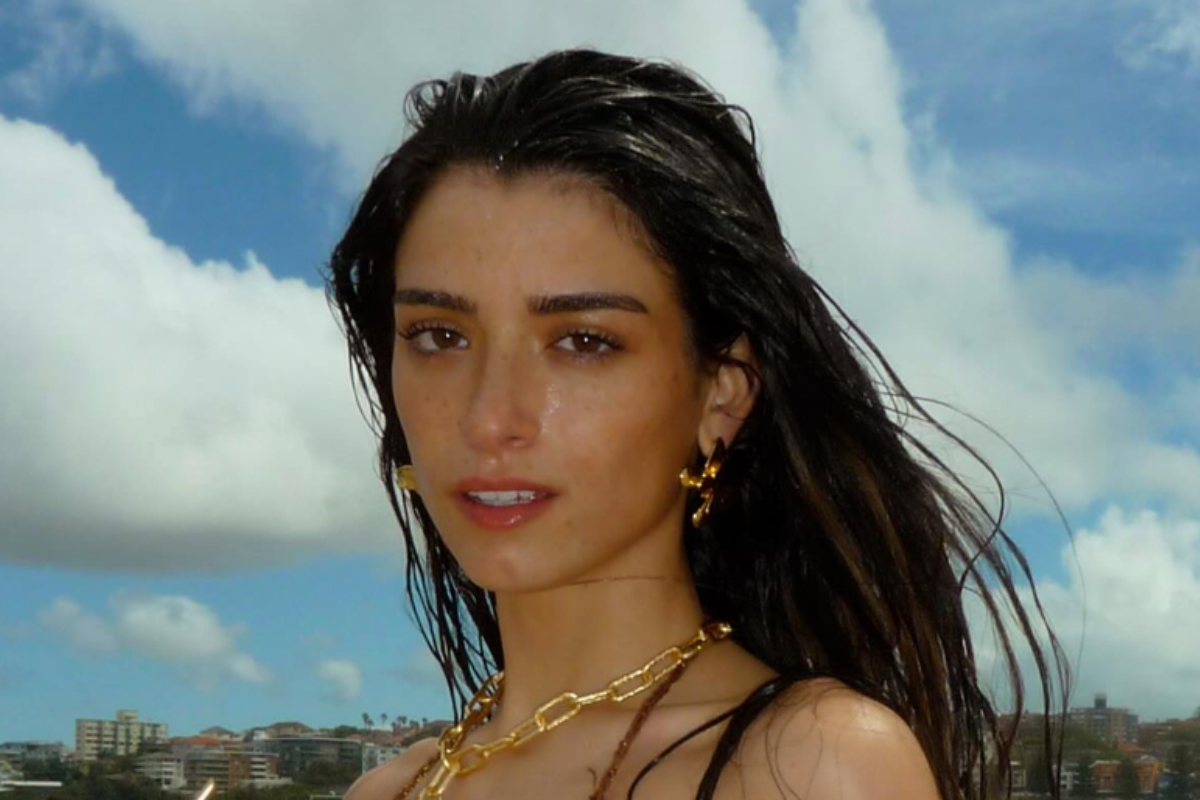 dixie-damelio-shimmers-in-gold-necklace-while-posing-on-beach