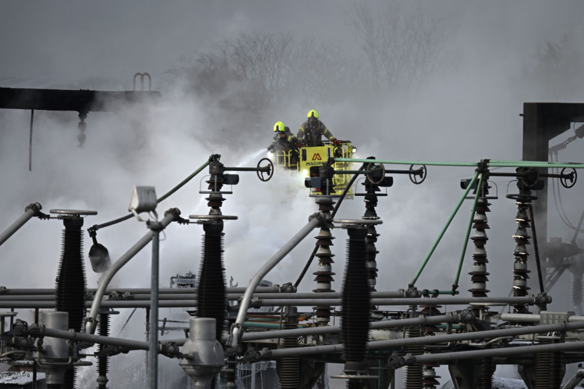 massive-fire-grounds-major-airport-disrupting-100000-travelers