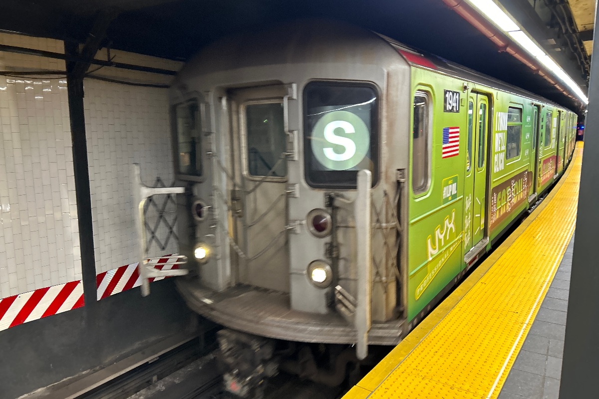 stranger-slashes-elderly-man-with-knife-on-nyc-subway