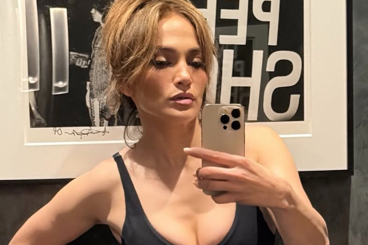 jennifer-lopez-models-tight-fitting-bodysuit-in-new-selfie