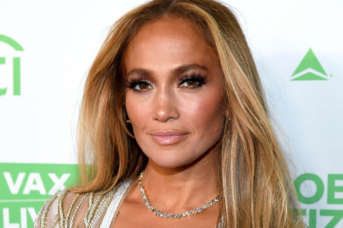 jennifer-lopez-reveals-why-she-doesnt-love-being-host-of-the-amas