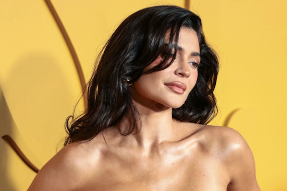 kylie-jenner-stuns-in-bold-red-minidress